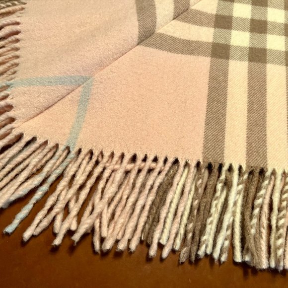 Burberry Cashmere/wool blend Poncho. Classic plaid in pink and brown
Candy Check - Picture 5 of 10